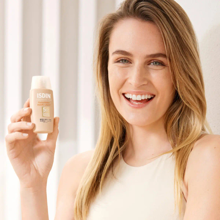 ضد آفتاب SPF50 ایزدین مدل فیوژن واتر مجیک رنگ لایت